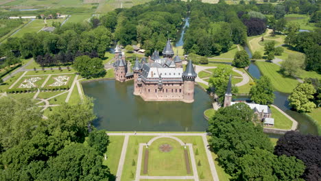 Fliegen-In-Richtung-Wunderschönes-Märchenschloss