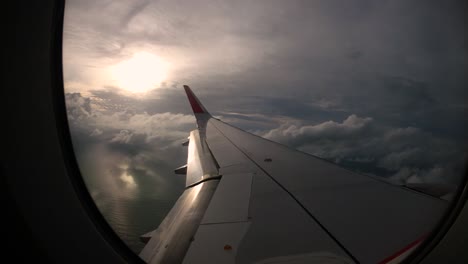 Sonnenuntergang-Und-Schöne-Wolken-Aus-Dem-Fenster-Des-Linken-Flügels-Des-Flugzeugs-Wecken-Reiseerinnerungen