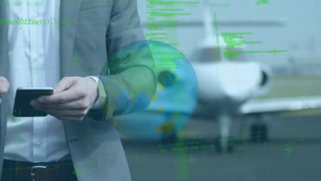 globo giratorio y procesamiento de datos en la sección media del hombre de negocios que usa un teléfono inteligente en la pista del aeropuerto