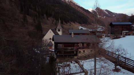 Vuelo-Sobre-Un-Pequeño-Pueblo-De-Montaña-En-Suiza