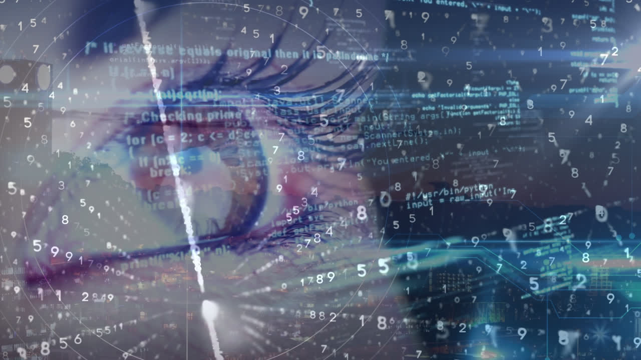 schermi con elaborazione dei dati e numeri multipli che cambiano contro un primo piano di un occhio femminile