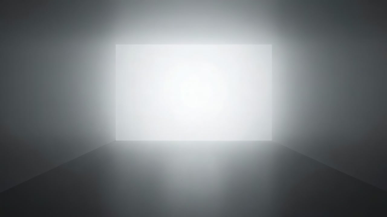Illuminazione chiara con pannelli luminosi verticali che proiettano la luce sul pavimento riflettente, rivelando la profondità del corridoio