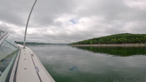 pov fuera del costado de un barco deportivo de crucero