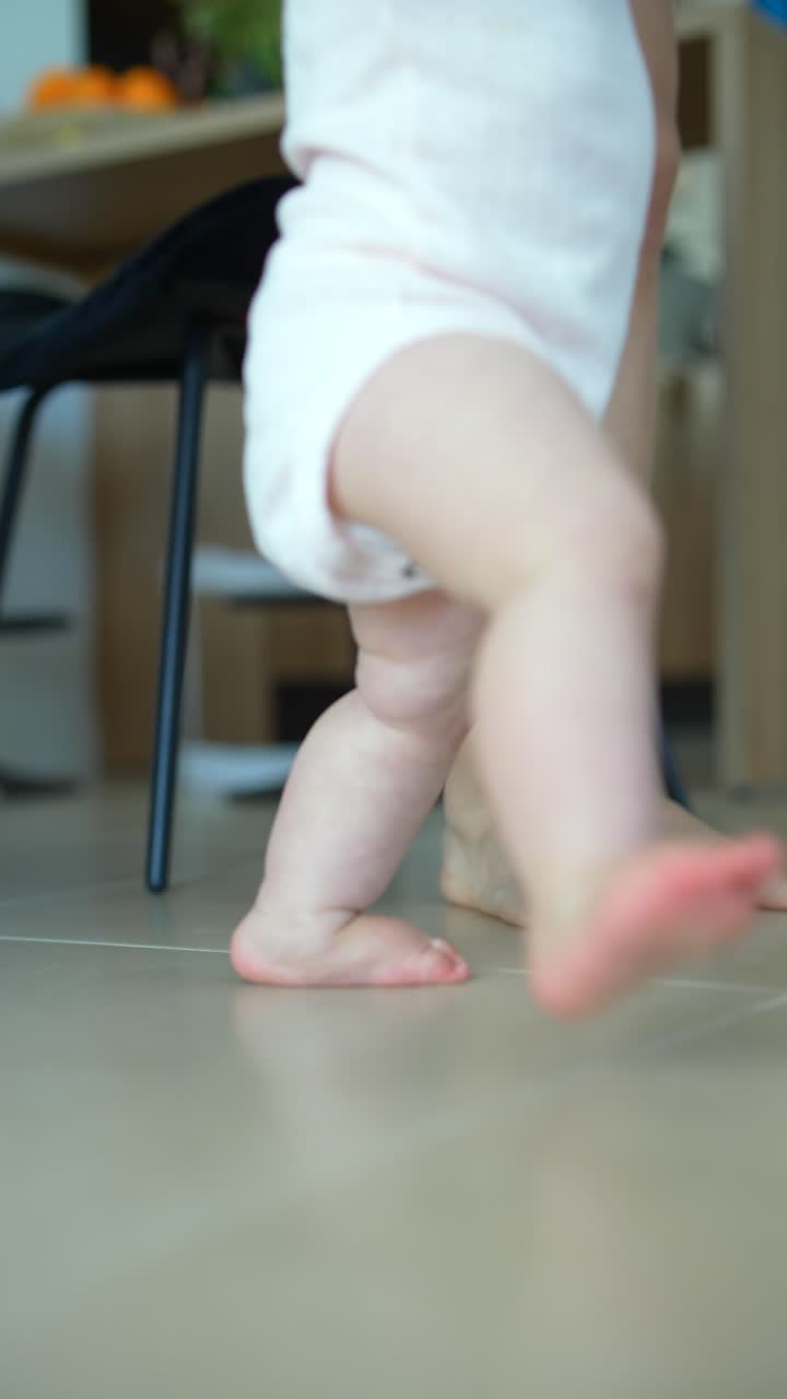 el bebé aprende a caminar con la madre