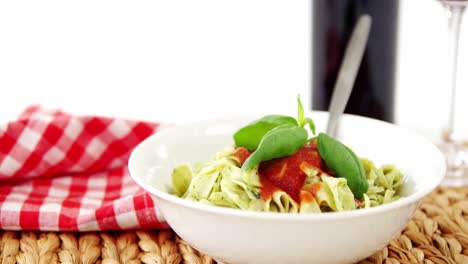 un vaso de vino tinto con pasta cocida