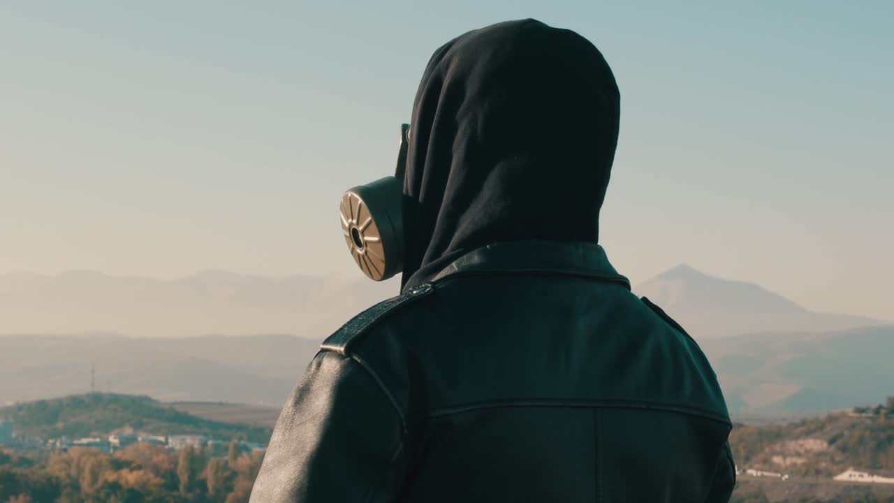 가스 마스크를 착용한 사람