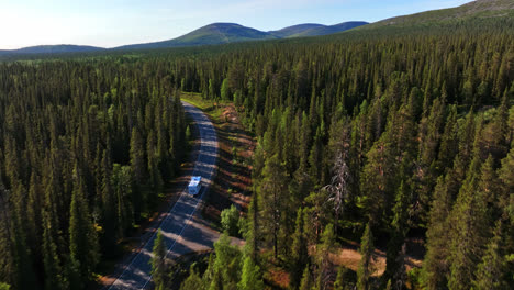 Luftaufnahme:-Wohnmobil-Fährt-In-Richtung-Berge-In-Der-Arktischen-Natur-Des-Sonnigen-Lapplands