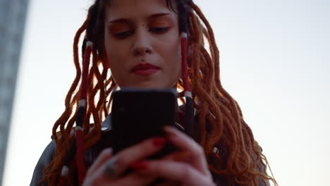 una mujer seria escribiendo un mensaje en el teléfono celular. una chica marcando el número en la pantalla del teléfono.