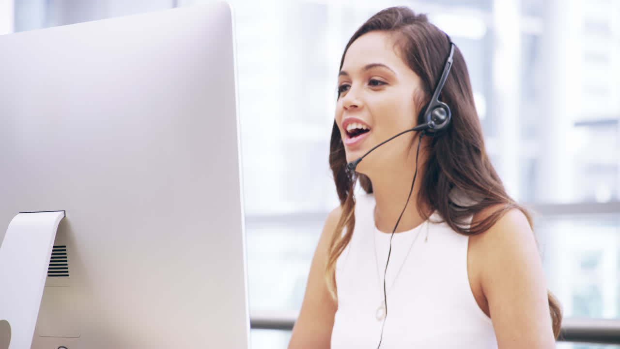 Donna che lavora in un call center