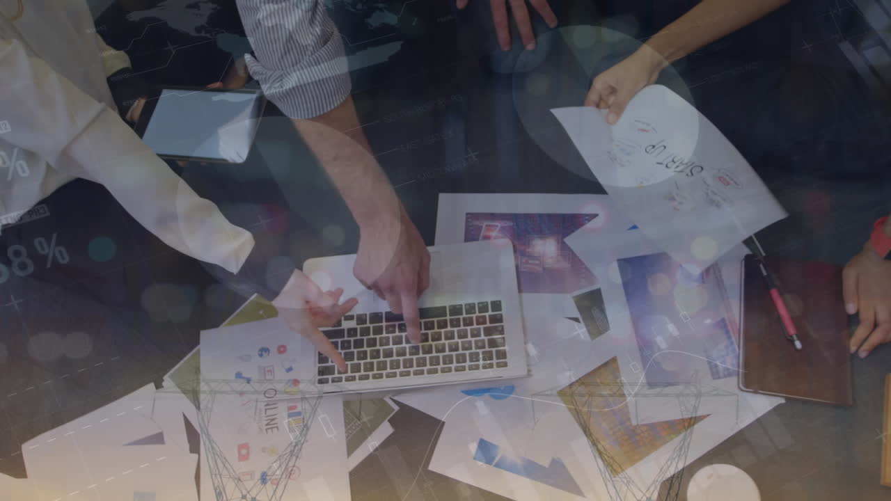 노트북으로 토론하는 동료들의 중간 섹션에서 통계 데이터 처리의 애니메이션