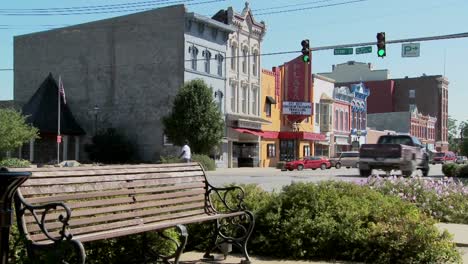 Eine-Parkbank-Und-Eine-Hauptstraße-In-Der-Amerikanischen-Stadt-Ottawa,-Kansas-2