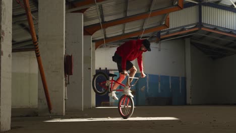 BMX-Fahrer-In-Einem-Leeren-Lagerhaus