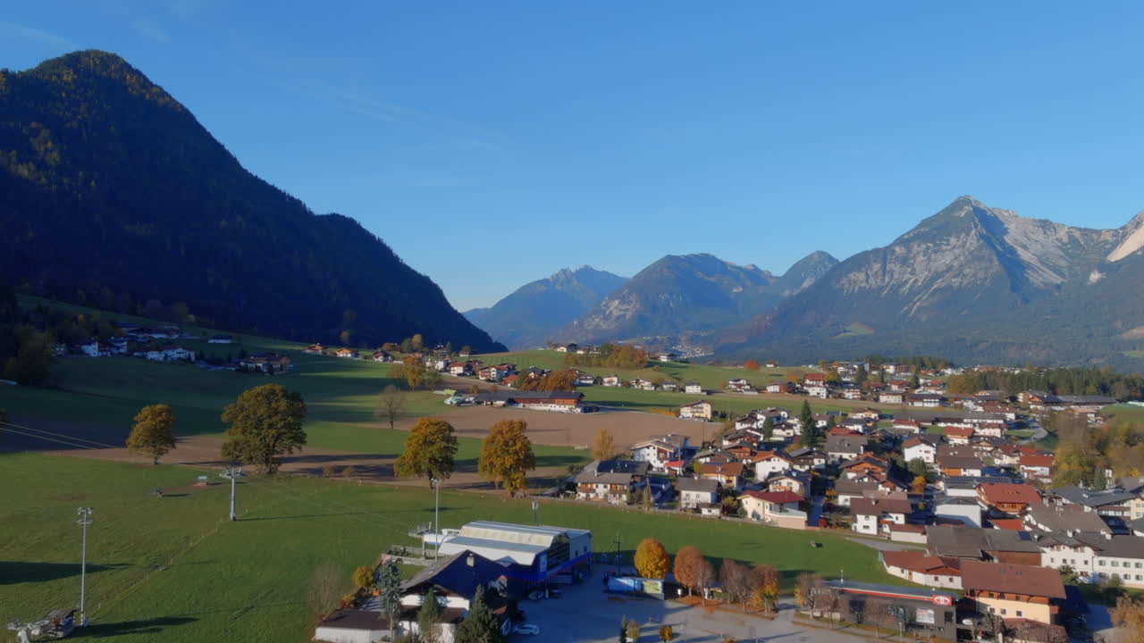impresionante mañana se eleva hacia el vasto cielo azul en tirol austria, elevación de drones