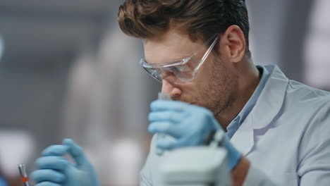 técnico tomando tubos de ensayo haciendo investigación científica laboratorio de cerca