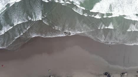 Vista-Aérea-Del-Mar-Del-Sur-En-La-Playa-De-Parangtritis