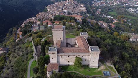 Luftaufnahme-Von-Narni-In-Umbrien-In-Mittelitalien-Mit-Burg-Rocca-Albornoziana-Im-Vordergrund-Und-Der-Stadt-Im-Hintergrund