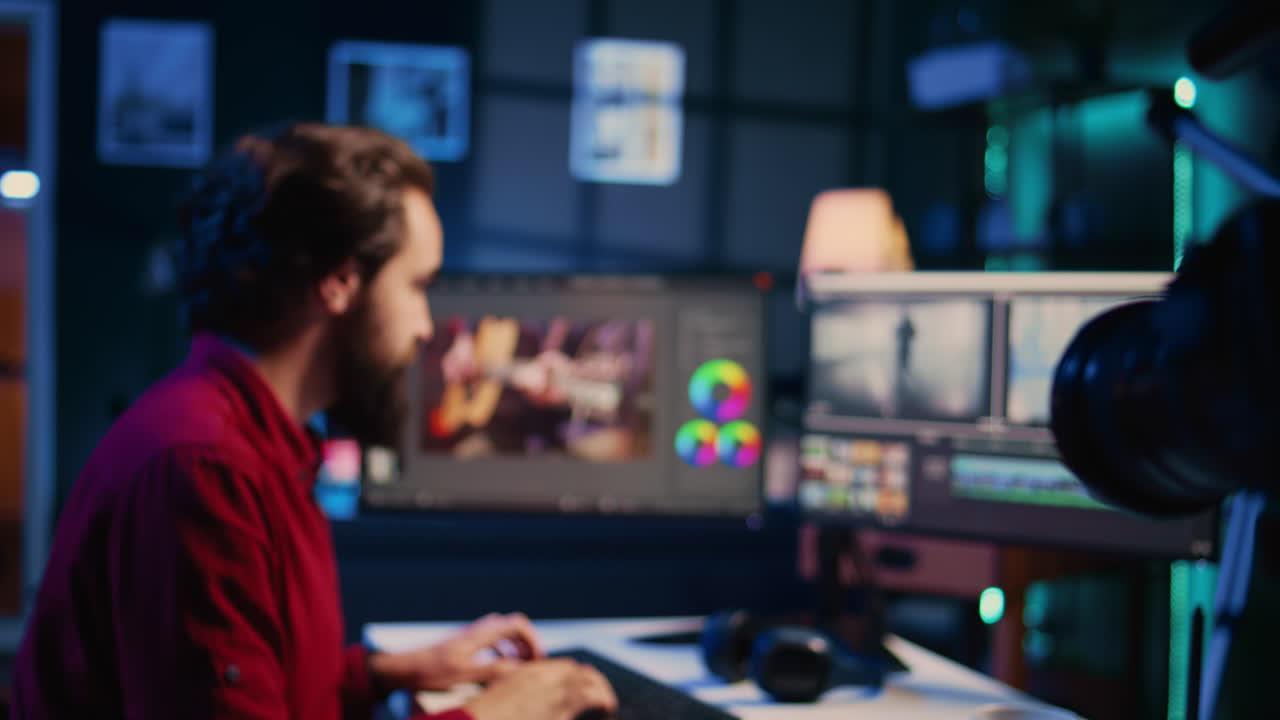 editor de fotos presentando la guía de internet de fotografía a la audiencia