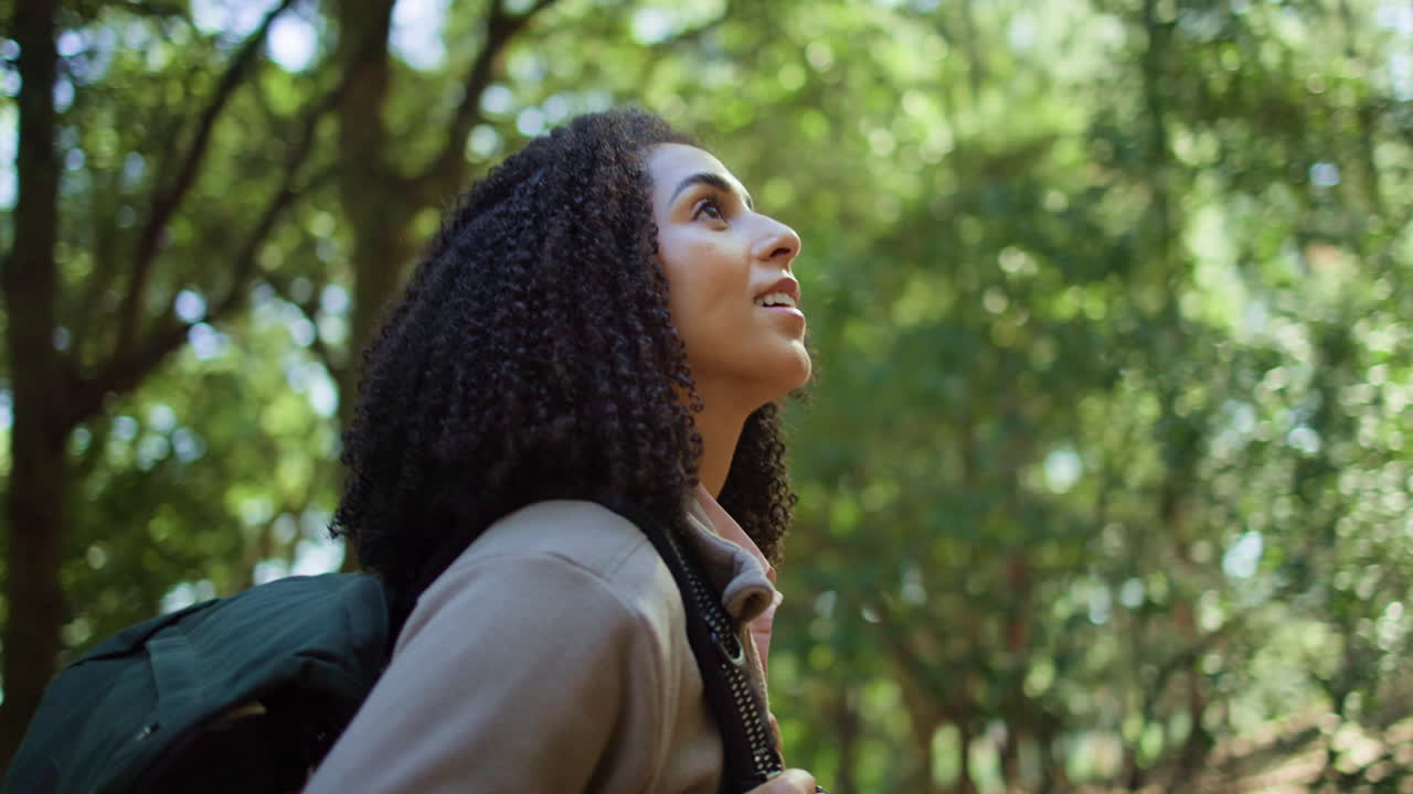 mujer caminando en el bosque