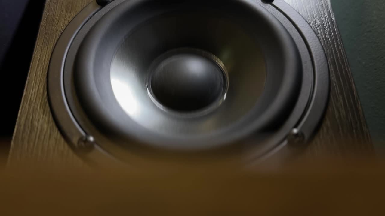 primer plano en el subwoofer en movimiento