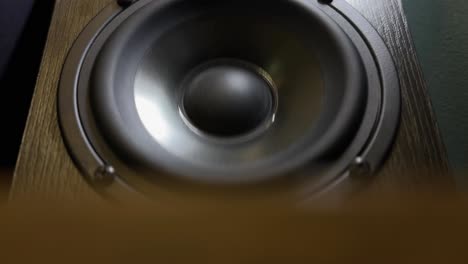 Primer-Plano-Del-Subwoofer-En-Movimiento