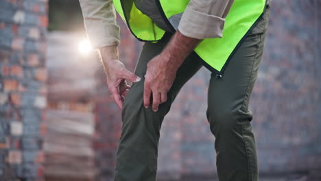 construction worker experiencing knee pain at work