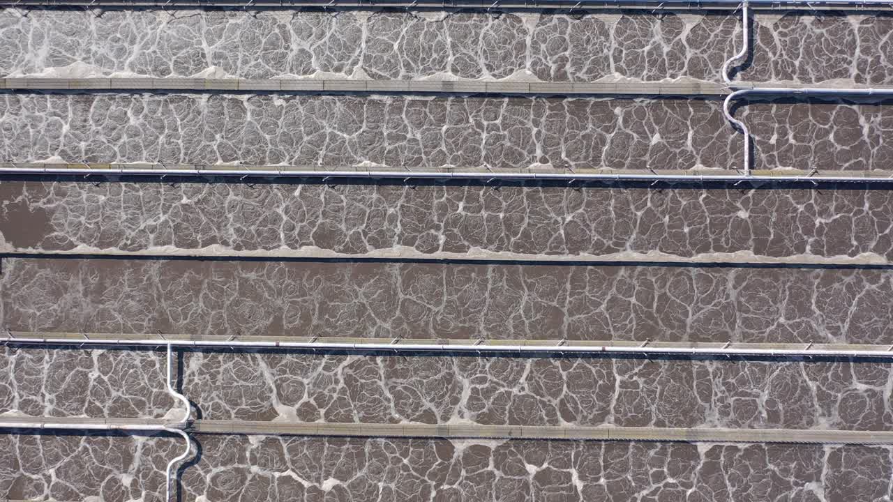 tanque de tratamiento de agua en una fábrica moderna de aguas residuales, limpieza y filtración antes de drenar al río