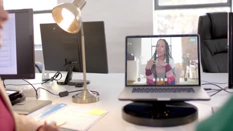 portátil con videollamada con mujer de negocios afroamericana en la pantalla