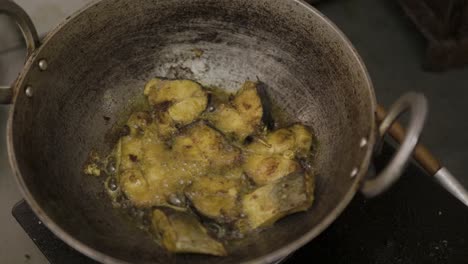 pescado fresco frito en casa en el caldero desde diferentes ángulos