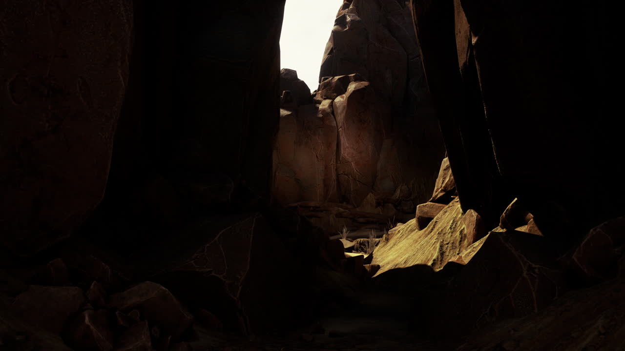 un estrecho cañón con una luz brillante al final