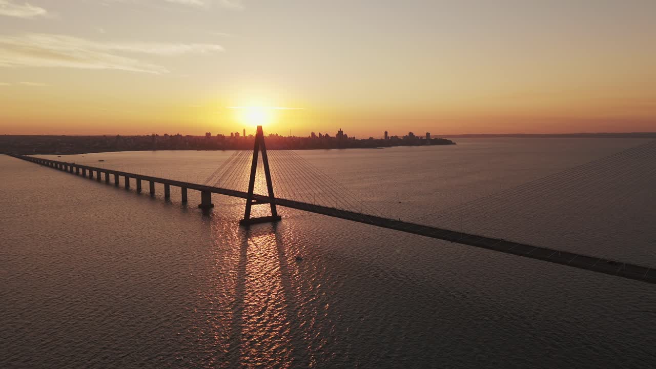 아르헨티나와 파라과이 사이의 파라나 강을 가로지르는 산 로케 곤잘레스 데 산타 크루즈 다리에서 멀어지는 드론 촬영