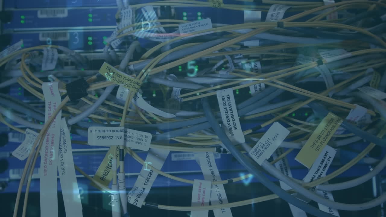 전면에 나타나는 경고 메시지가 있는 컴퓨터 서버 방의 케이블