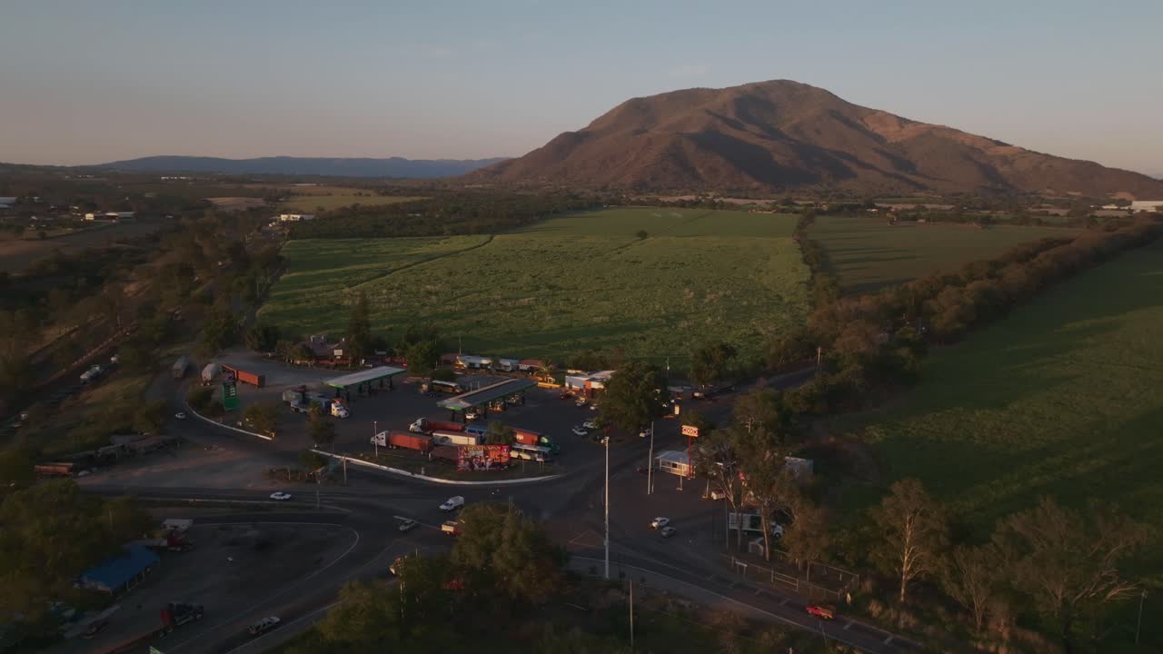 vista panorámica de carreteras nacionales conjuntas con tráfico ligero durante la puesta de sol cerca de tuxpan, jalisco, méxico