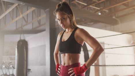 Video-Einer-Fitten-Kaukasischen-Frau,-Die-Sich-Im-Fitnessstudio-Auf-Das-Boxtraining-Vorbereitet