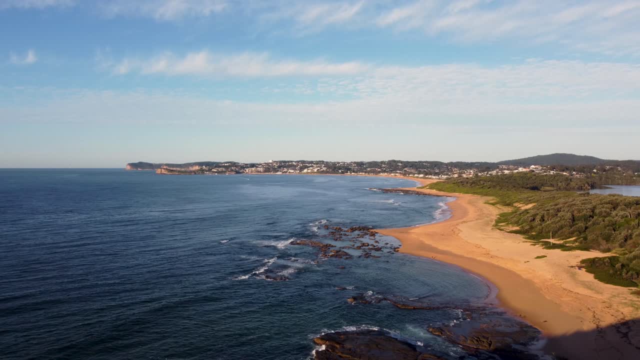 Tomada aérea de drone de ondas oceânicas na costa, Spoon Bay Wamberal Point Central Coast NSW Austrália 3840x2160 4K