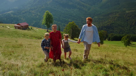 Familia-Pisando-Hierba-Verde-A-Pie-Hasta-La-Cima-De-La-Pendiente-Verde.-Gente-Disfrutando-De-La-Naturaleza.