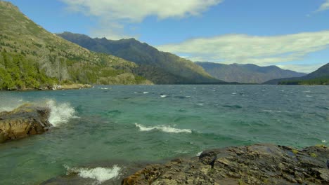 Aguas-Turquesas-Turbulentas-En-Un-Día-Ventoso