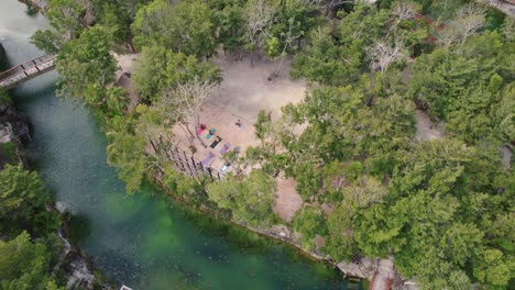 video aéreo 4k de yoga en un lujoso cenote resort en méxico