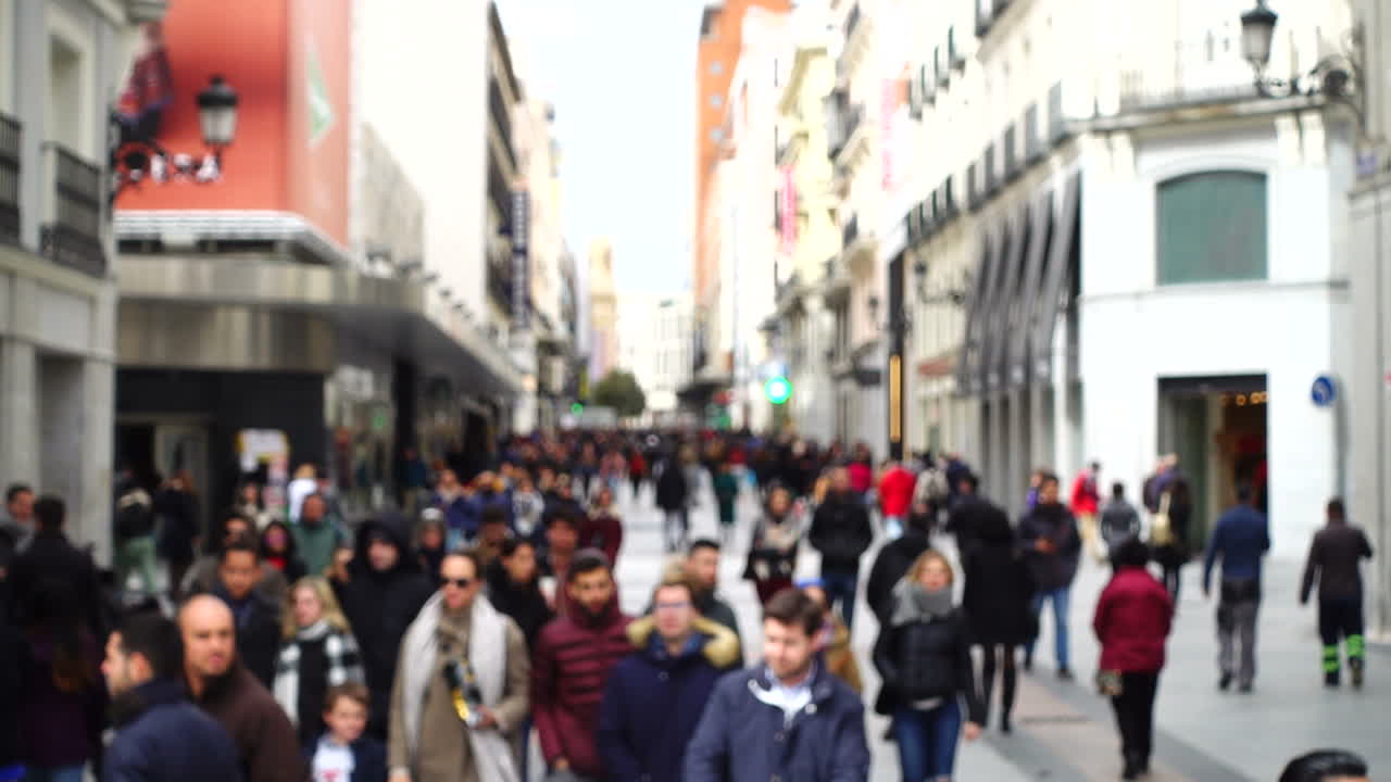 Persone sconosciute per le strade di Madrid. Slow motion. Sfocato.