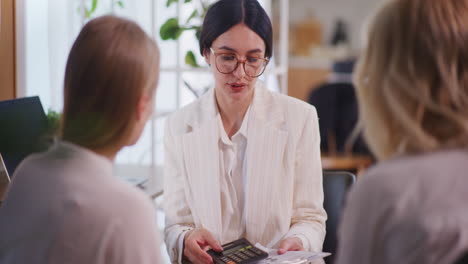 mujer de negocios presenta los resultados financieros en la reunión