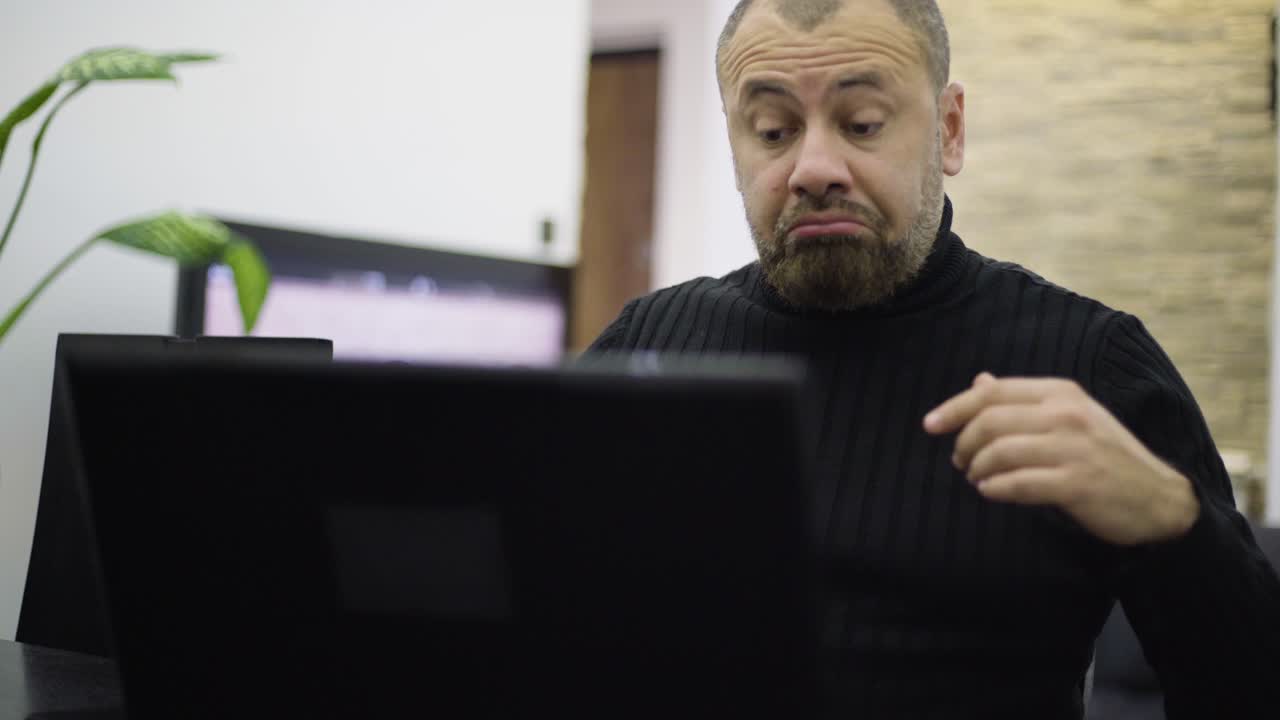 un hombre preocupado por el teléfono en la sala de estar