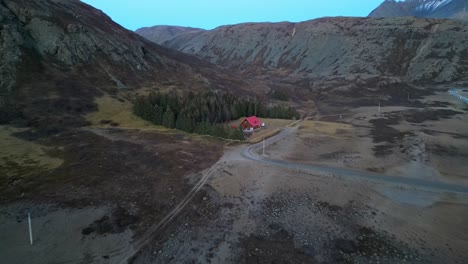 Pequeña-Casa-Roja-En-Medio-De-Una-Zona-Invernal-Aislada