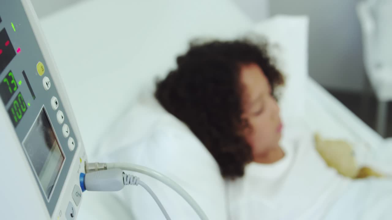 primer plano del monitor médico con el paciente en la sala del hospital 4k