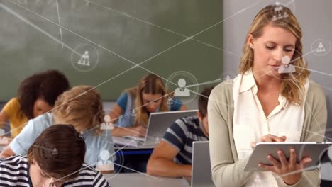 red de iconos de perfil contra el retrato de una maestra caucásica que usa una tableta digital en clase