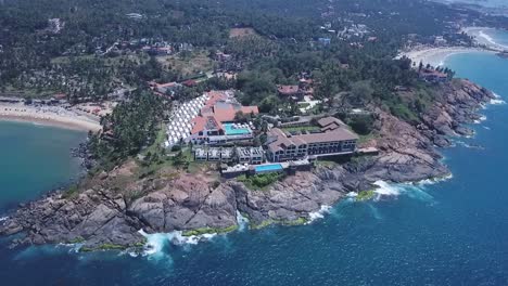 Vista-Impresionante-Del-Hotel-De-Playa-Raviz-Kovalam-En-Kerala,-India---Drone-Aéreo