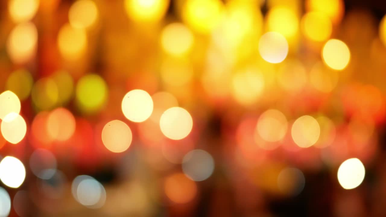 fondo de bokeh abstracto de la luz de la linterna thai lanna por la noche. conceptos de celebración en el festival yi peng.