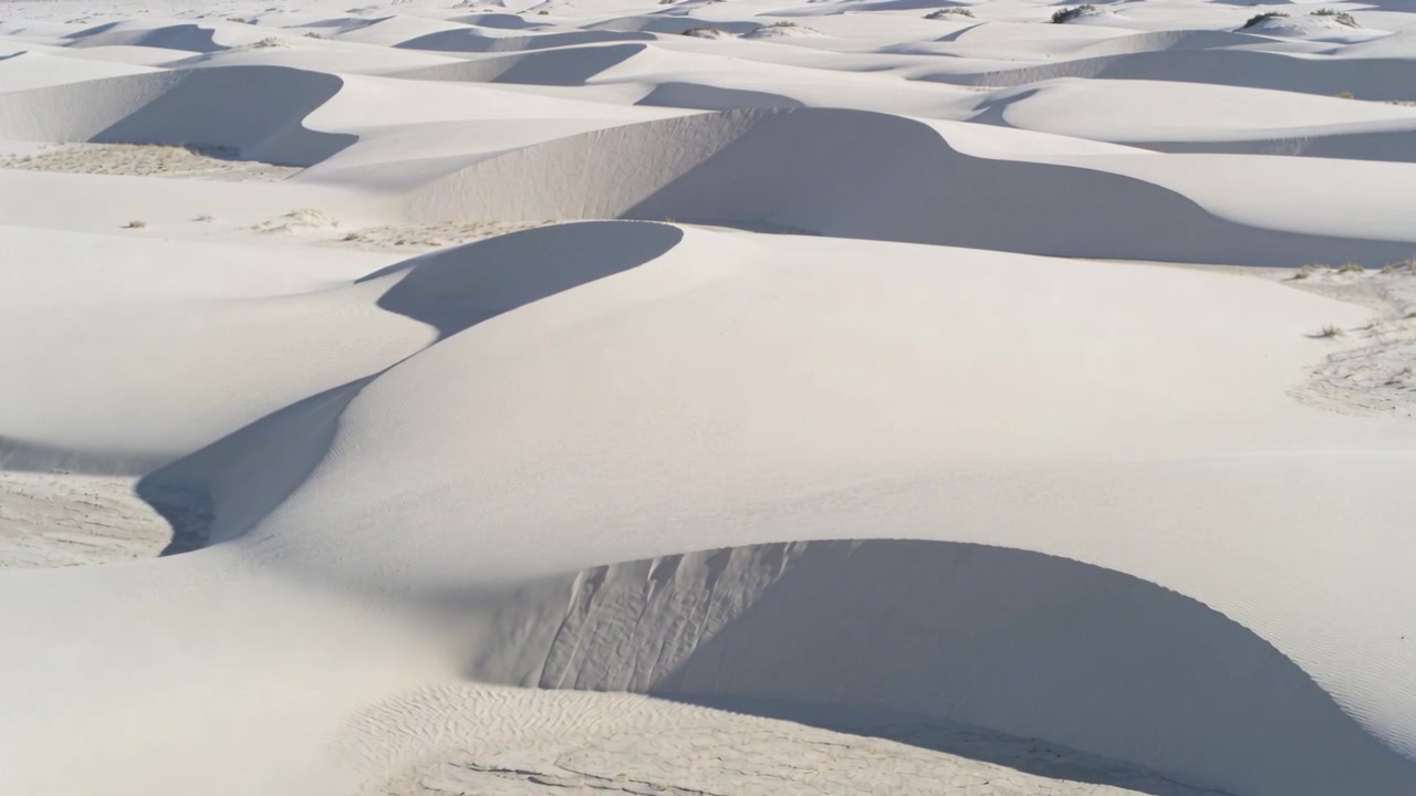 Telecamera panoramica che rileva dune di sabbia, mostrando le scarpate, le increspature e le ombre per evidenziare i motivi