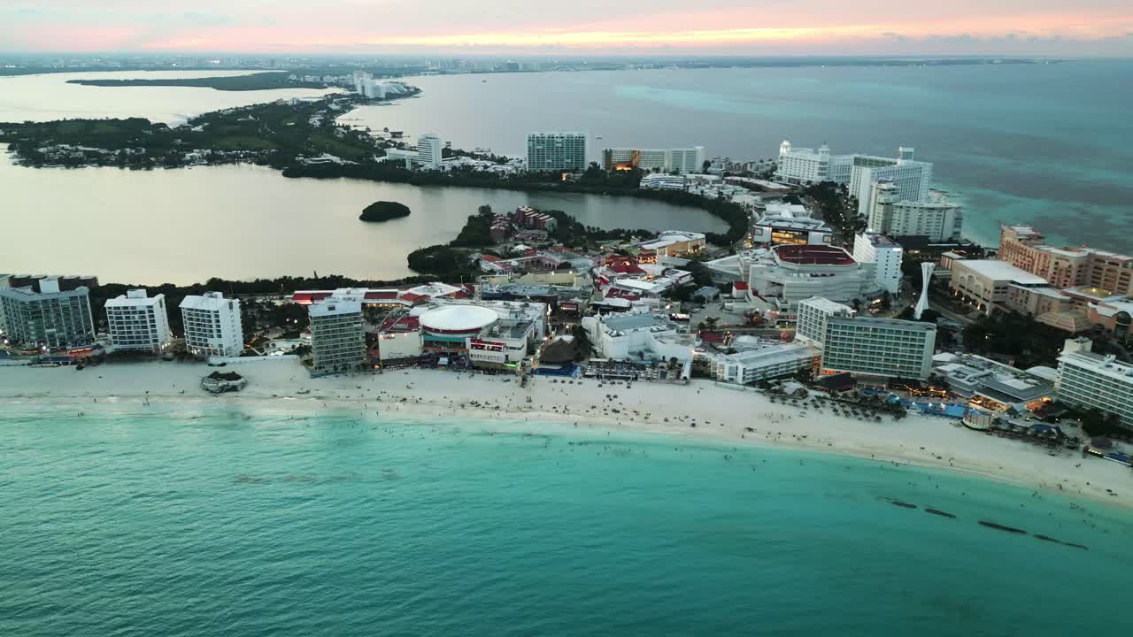 vista aérea de cancún en la zona de hoteles al atardecer méxico resorts de lujo y playa azul turquesa tropical del caribe