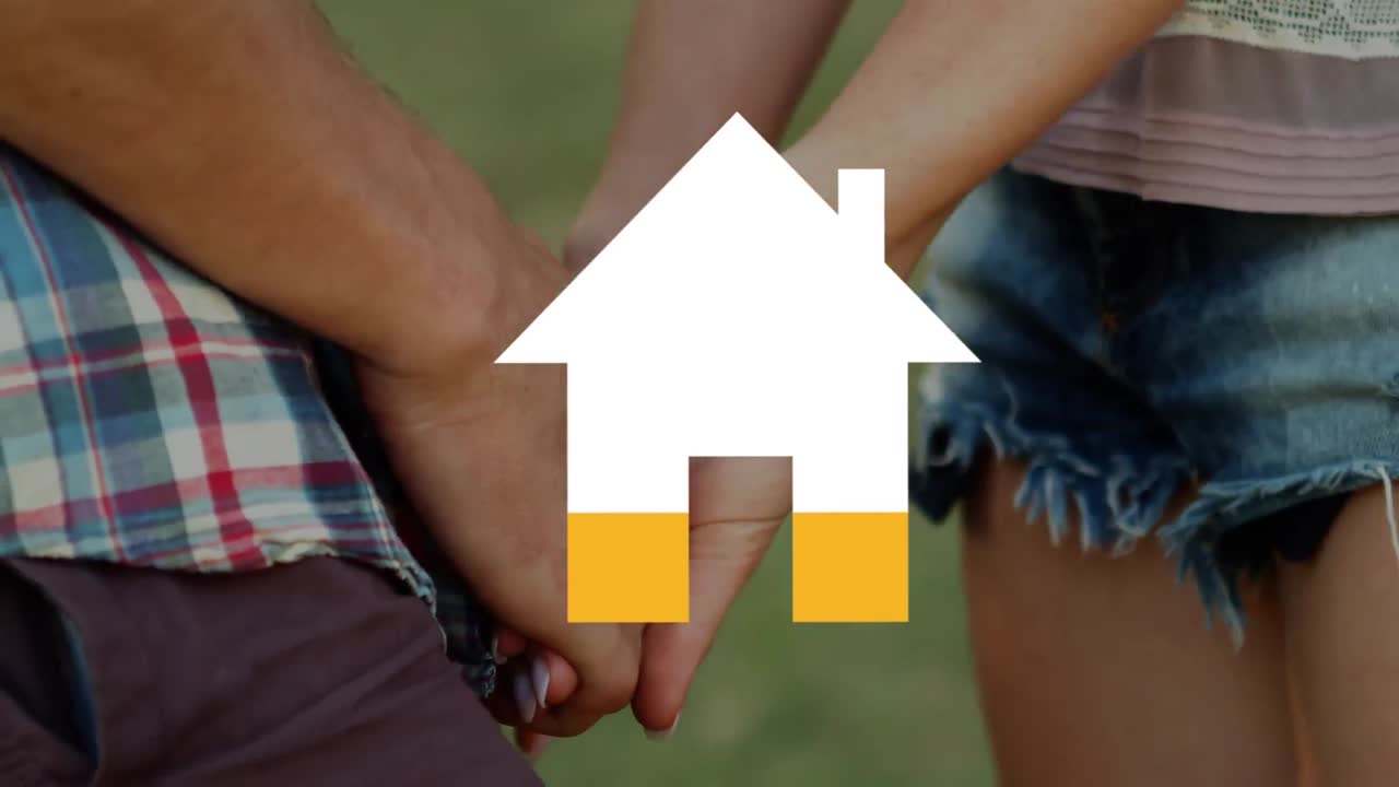 Huisvorm die zich vult met kleur, met een koppel dat elkaars handen vasthoudt op de achtergrond.