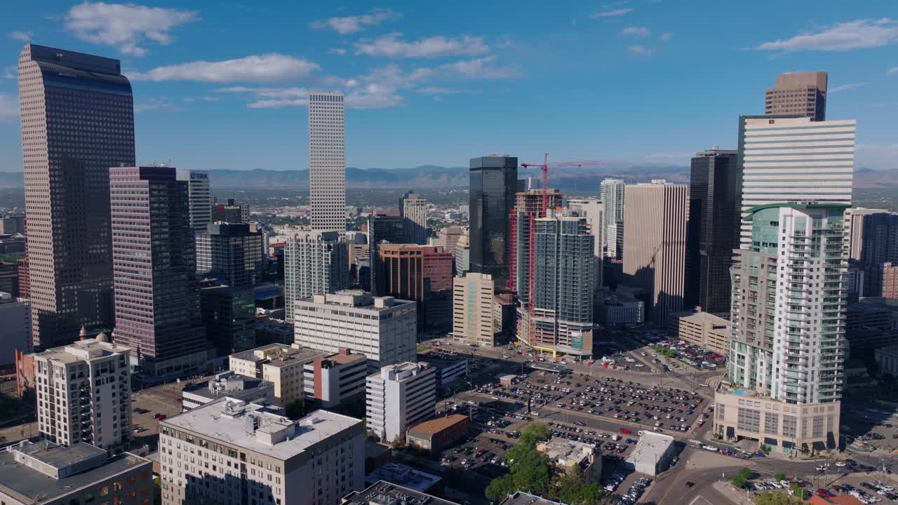 Panoramica aerea del centro di Denver a mezzogiorno, ripresa in allontanamento sotto un cielo azzurro
