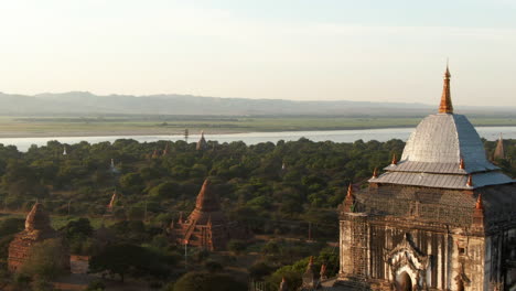 primer plano al revés drone dolley tiro del thatbyinnyu phaya en bagan en myanmar iluminado por un sol poniente